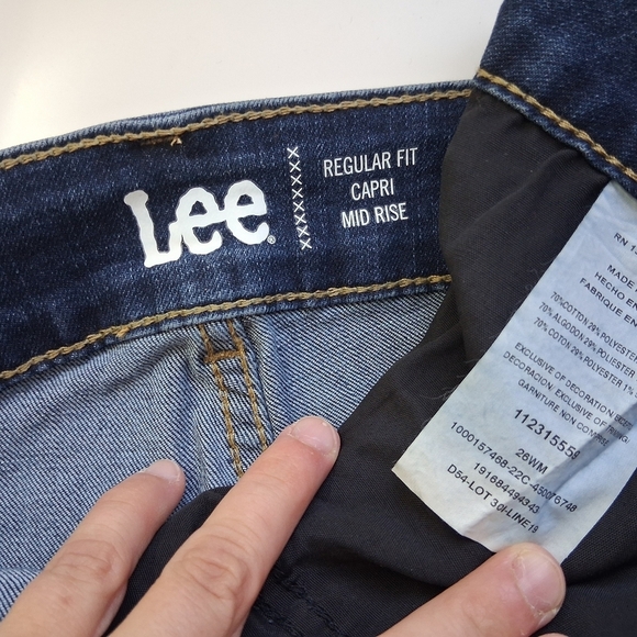 NWOT Women's Lee Regular Fit Capri Mid Rise, 26W - Picture 3 of 4